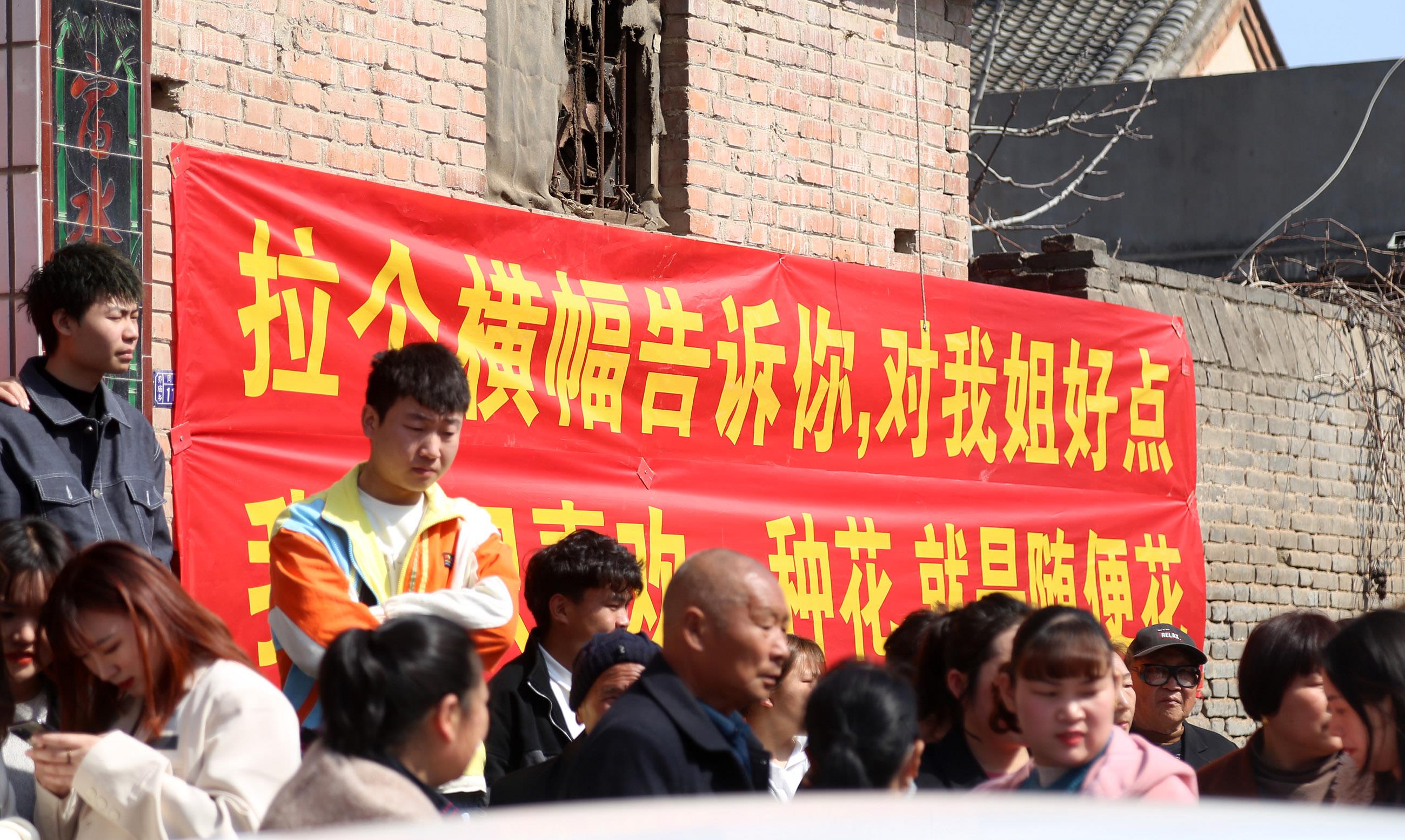 姐姐要嫁人,弟弟不放心,拉横幅霸气喊话姐夫:告诉你,对我姐好点啊
