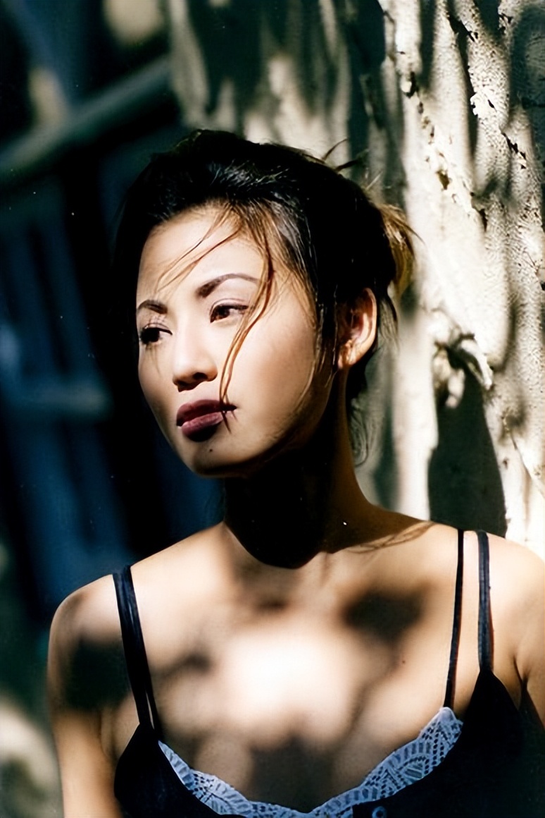 19岁出道,为成名与王晶拍大尺度电影,今57岁却沦落为网红_陈雅伦_黄尚