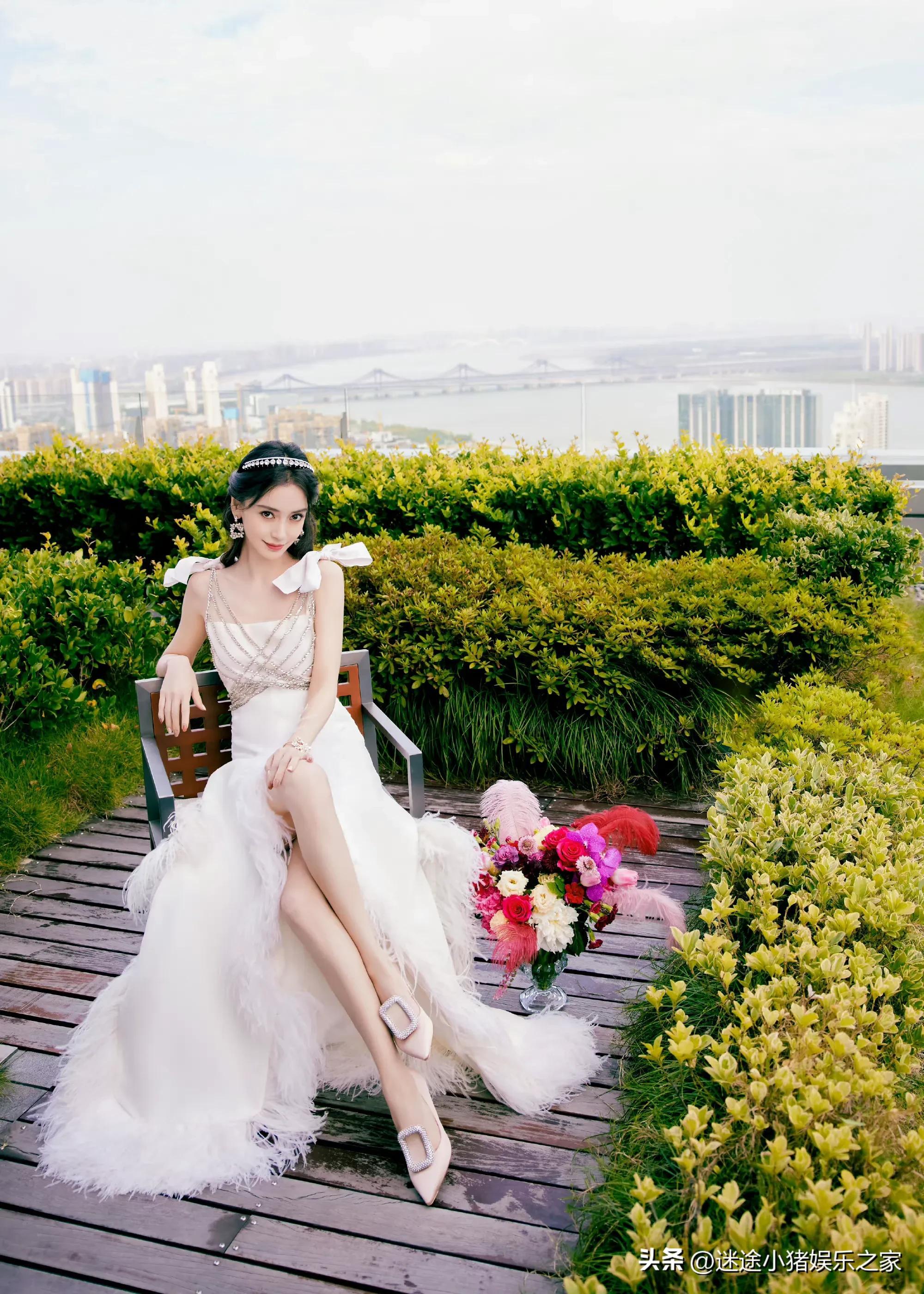 杨颖身着羽毛白裙,头戴皇冠,蝴蝶结点缀肩头,宛若高贵的公主_baby