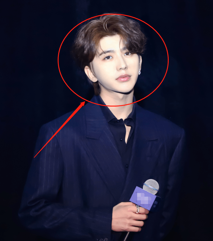 蔡徐坤生图照又上热搜,高清镜头暴露真实颜值,这发量我真的爱了_活动