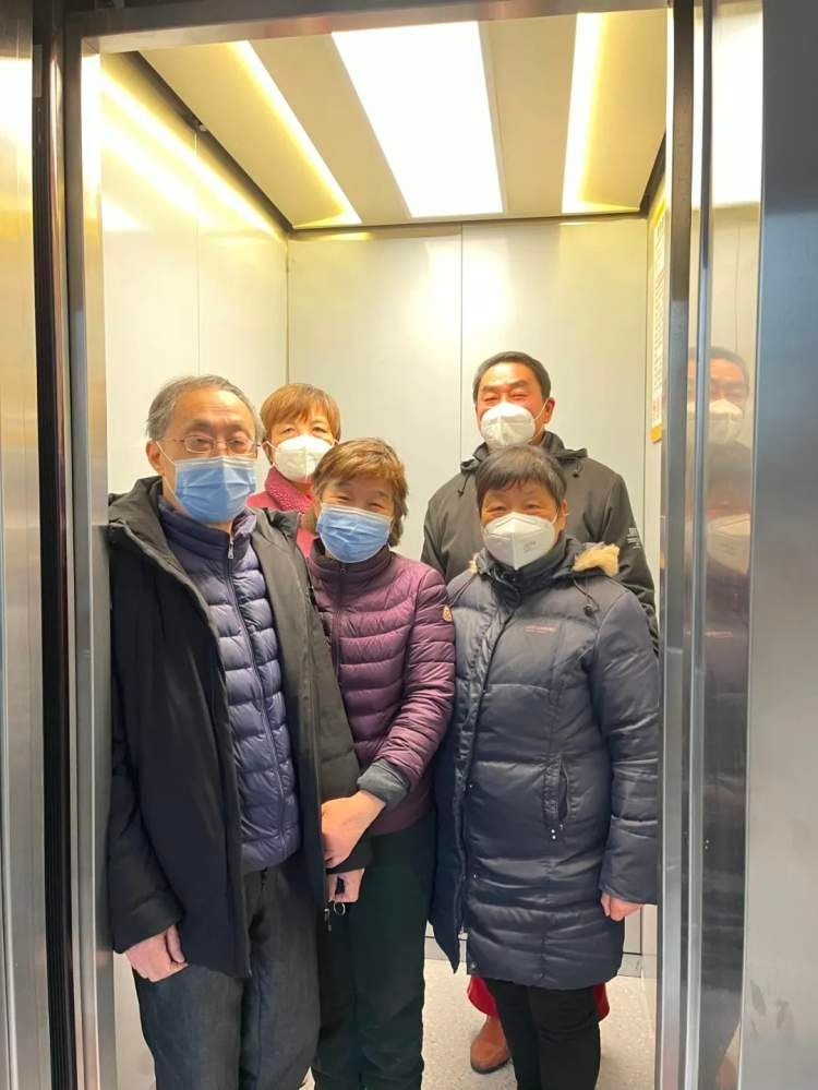 静安这个小区多层住宅加装电梯投入使用→_居民楼_管理_老人