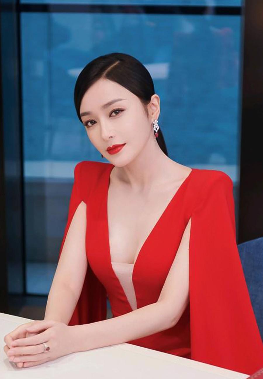 秦岚穿的这款红色礼服裙虽然属于简单的纯色礼服款式,但整件款式的