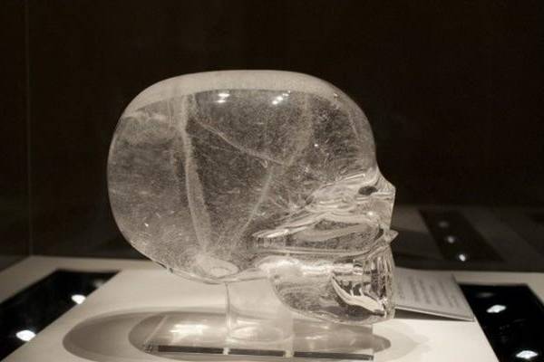 “人头”远古人类的科技水平并不低？水晶头骨旁边曾发现制作工具！