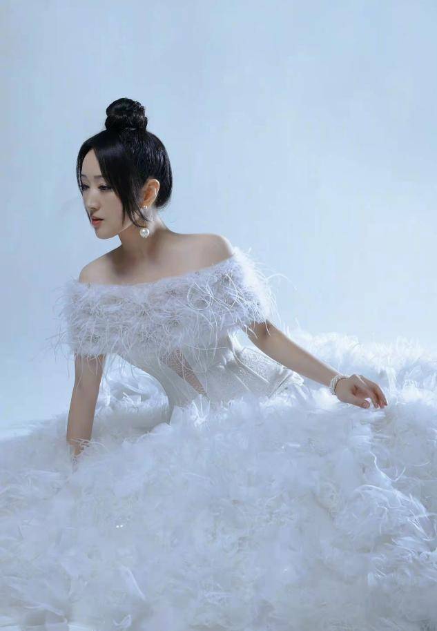杨钰莹怎么变成这样了,高调穿婚纱登卫视春晚,修图过度大变样