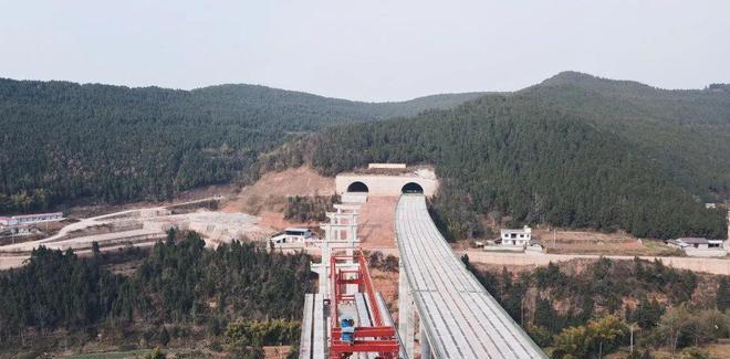 192km,线路80km/h,设计时速双向6车道德中快速路主线起于中江二环路