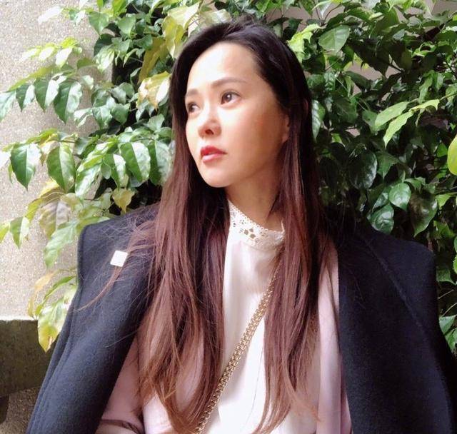 照片上的倾斜着侧脸,长发飘飘,美丽动人,伊能静虽然已经49岁,可是皮肤