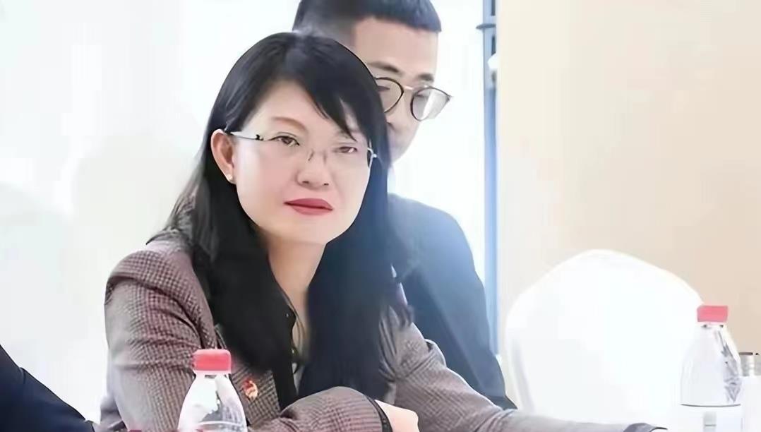 段颖与多人有不正当关系,看她的工作照,就知道为什么能火箭提拔_分析