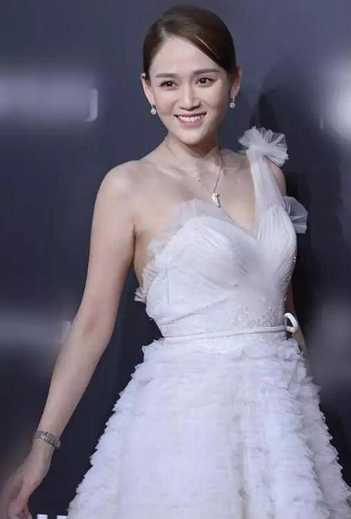 39岁陈乔恩未p图脸部僵硬,形象崩塌,网友:只能活在精修图中_显得_身材