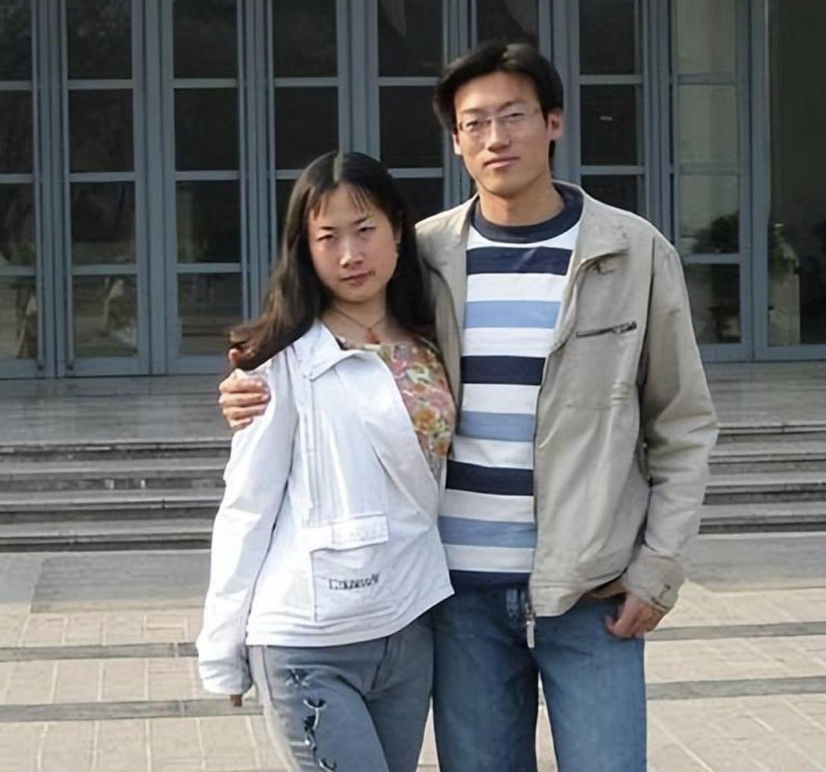 当时有个叫王蓉的歌星,站在道德制高点,用一首歌,嘲讽芙蓉姐姐.