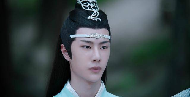 魏婴再次催动符咒,使船加速向前驶去,到了一处周边无船只的地方后,他