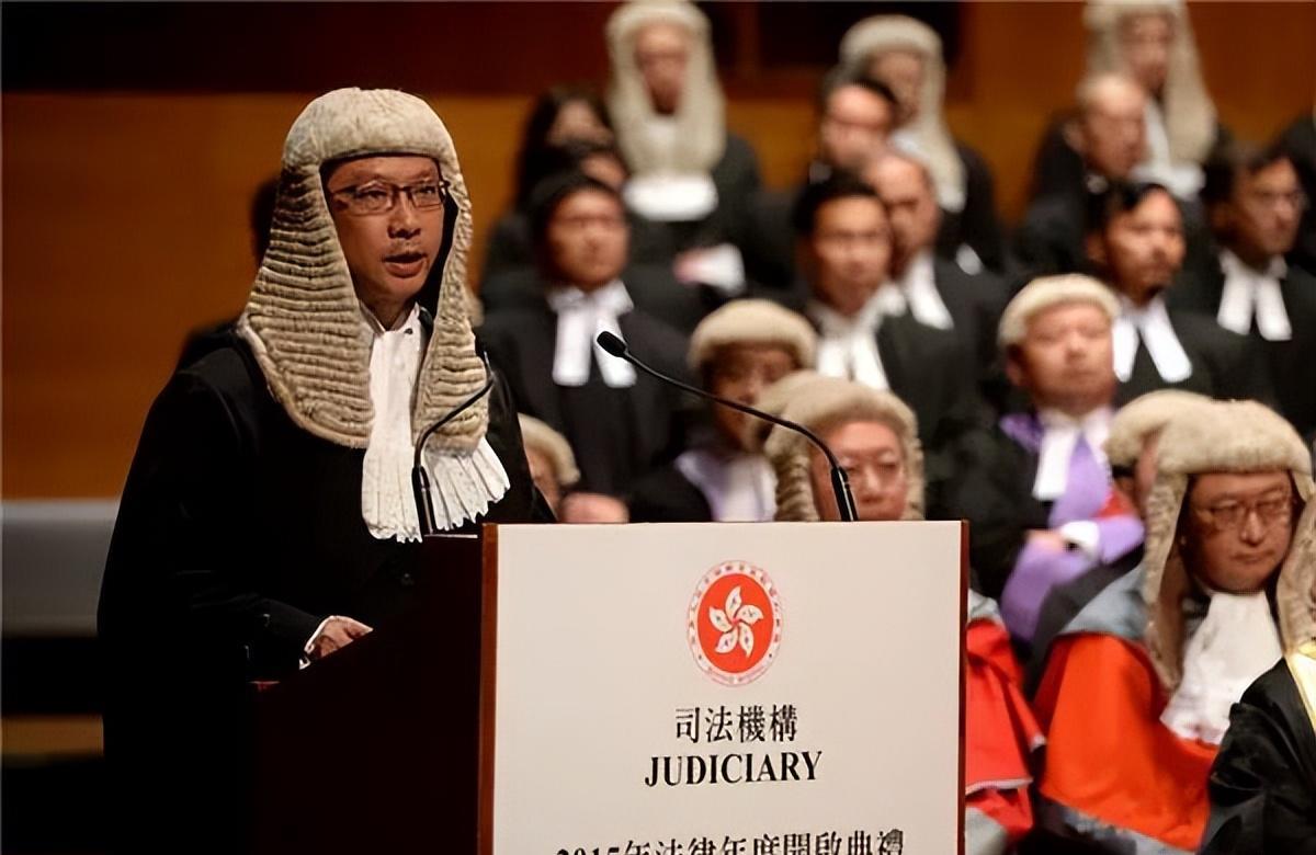 西班牙,德国,英国等)继续保存着古代法官和律师的传统服饰