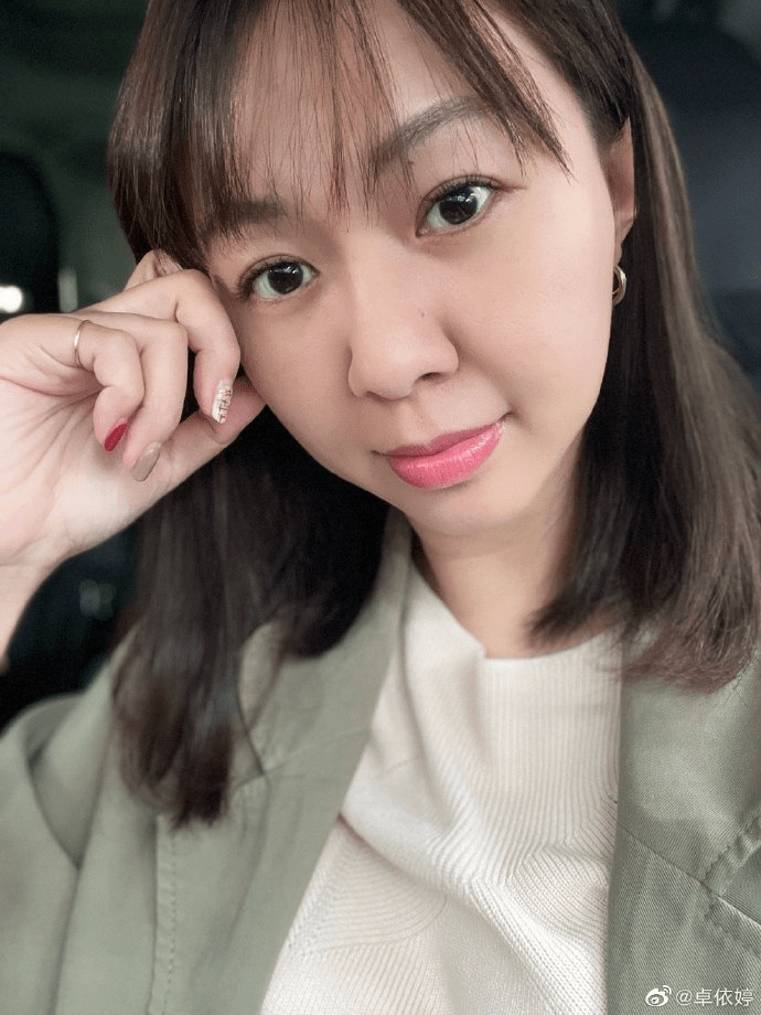 41岁台语伴唱小天后卓依婷近照曝光,冻龄脸蛋依旧可爱_消息_身份_谣言