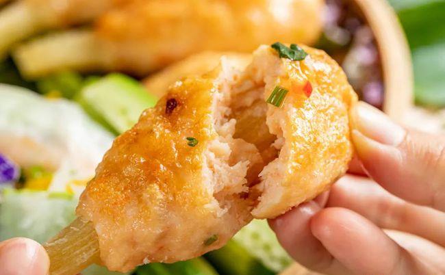 越南甘蔗虾哈哈,这其实是越南餐厅最常吃的:当我用手一撕,才发现自己