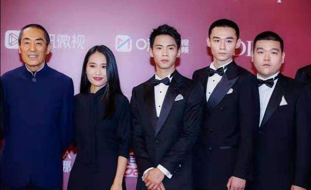 一袭白衣成全场最低海拔,气场却很足_张默_身高_西装