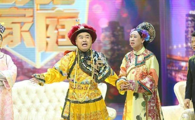 然后烹制新的笑点,最大的看点是白凯南版甄嬛和沈凌版若曦,男扮女装