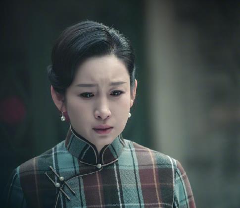 她是"最丑影后",演技牛到给外国人当评委,只是这烟瘾实在够大_秦海璐