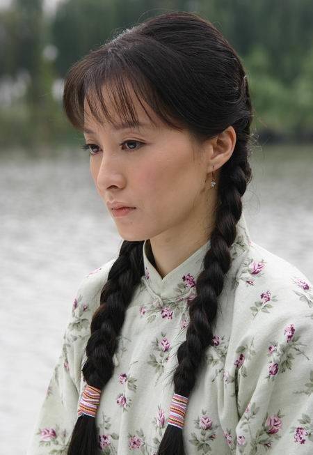徐璐不仅出演了《情深深雨蒙蒙》,还出演了另一部经典电视剧《金粉