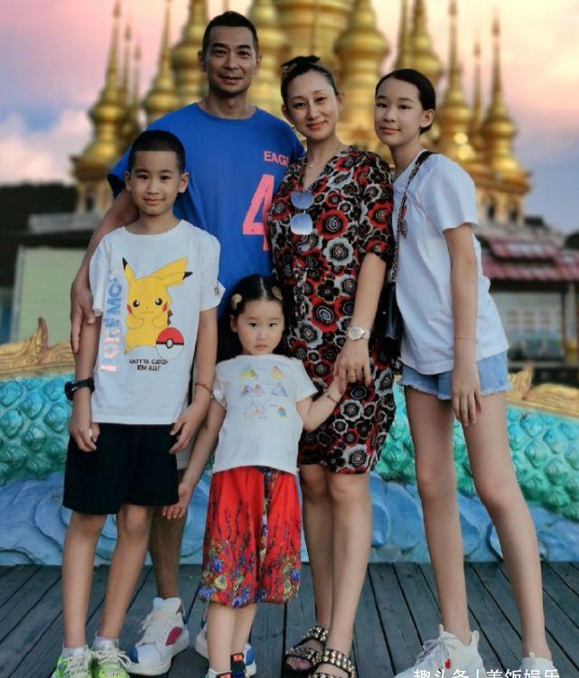 赵文卓全家低调出游,5岁女儿黏保姆,10岁儿子身高猛长神似爸爸_一家