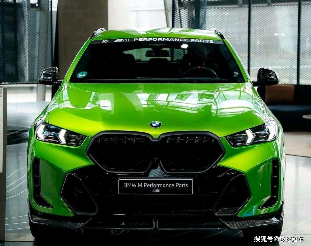 尤其是这台全新款式的荧光绿色车身漆面宝马x6车型,给人的感觉更加