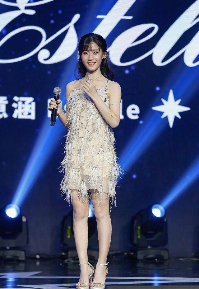 陈意涵台上跳舞"内搭外穿",想想应该很丑,可一出场全场沸腾了_黑色