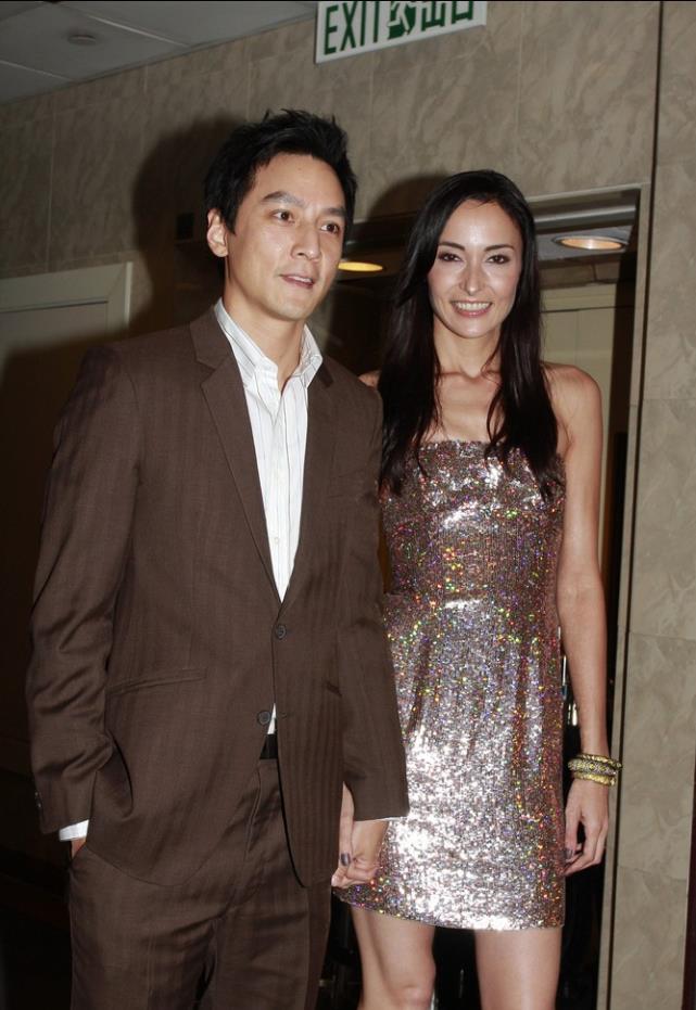吴彦祖与外国老婆罕见同框,男神帅气有型,小4岁妻子沧桑如大妈_黑色