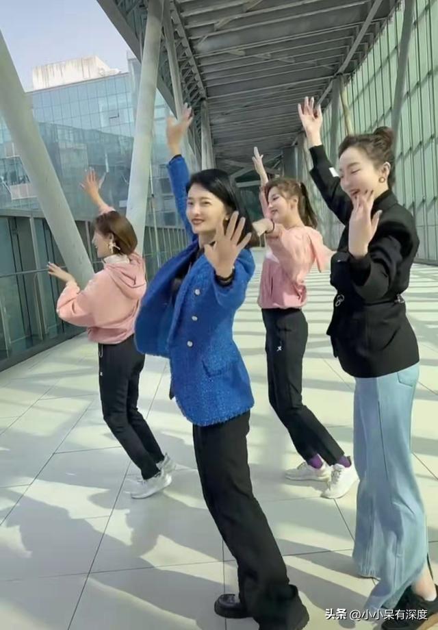 四位美女主持人同框热舞,她与一姐余声站在最中间,跳舞过程中变化队形
