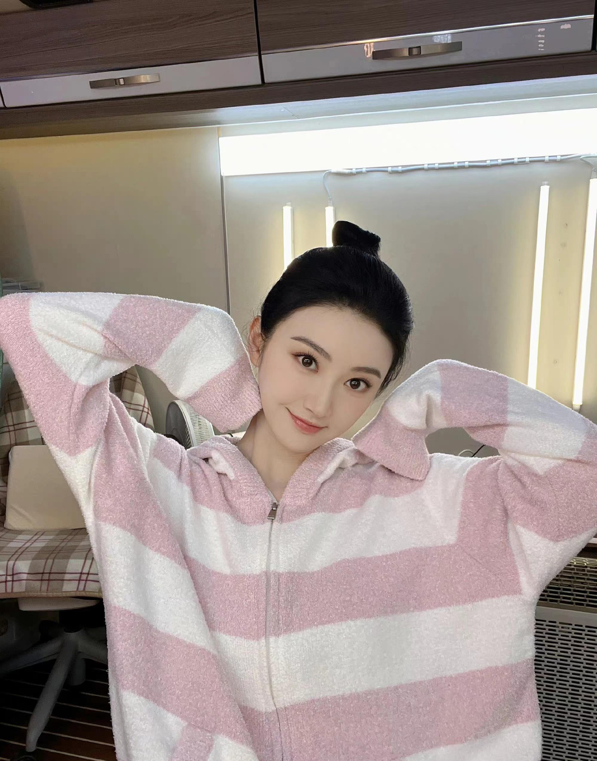 景甜晒自拍照,条纹针织衫搭丸子头,清新甜美范十足_粉色_造型_发型