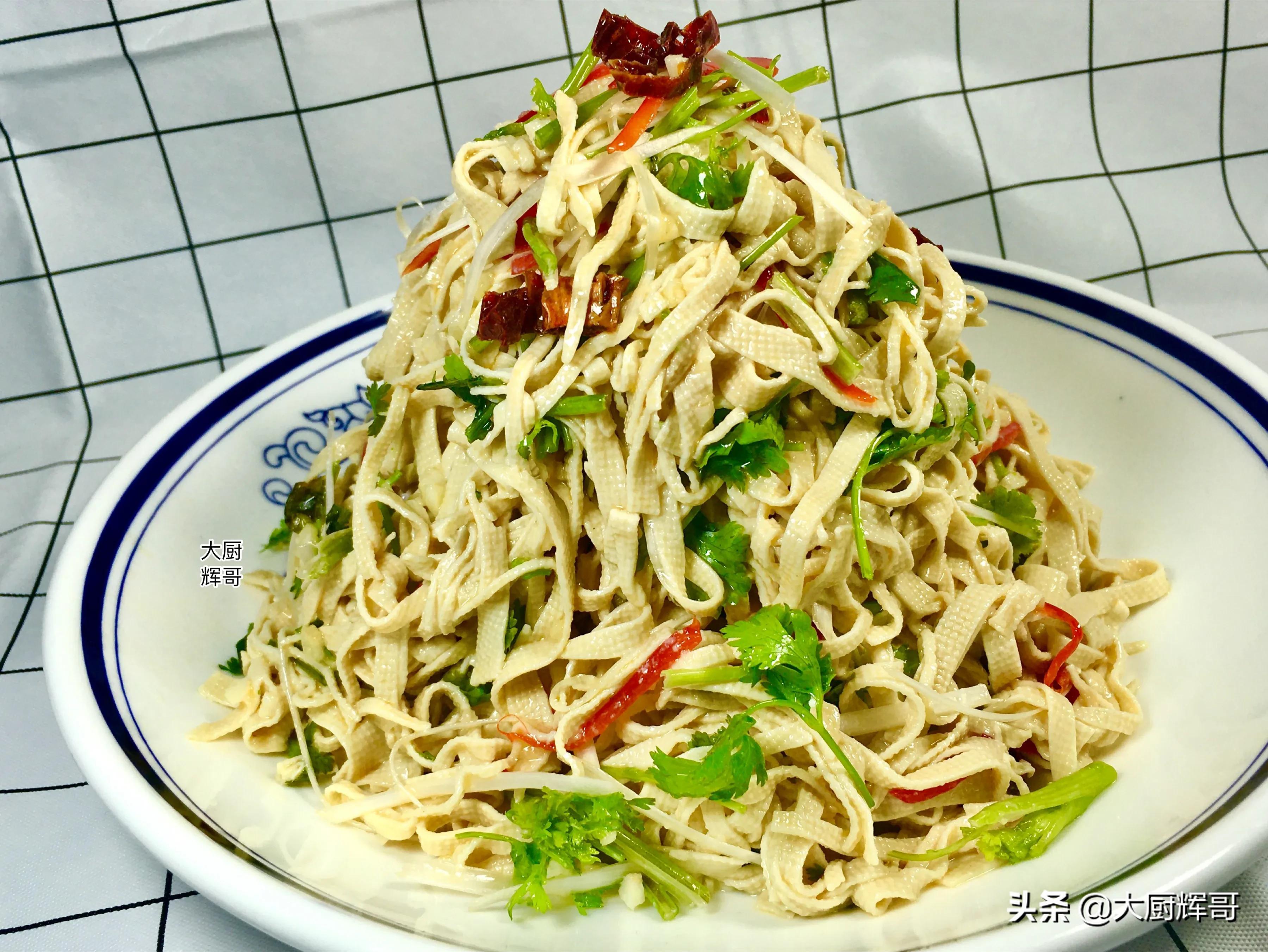 我们管豆腐皮叫干豆腐,也有的地方叫千张,或者叫腐衣.