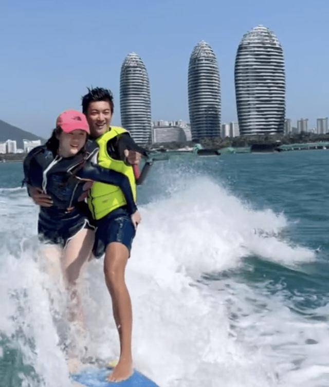 杜江霍思燕冲浪吻登热搜,当嗯哼发妈妈脾气,杜江反应获网激赞_爸爸