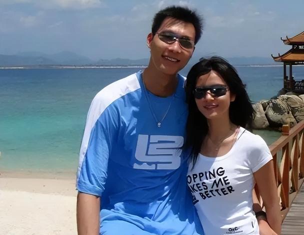 易建联:娶巴西足球宝贝荆灵,婚后连生两胎,如今妻儿都定居美国_篮球