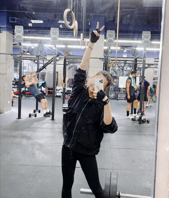 从之前的健身照片来看,何超莲很享受健身的过程.