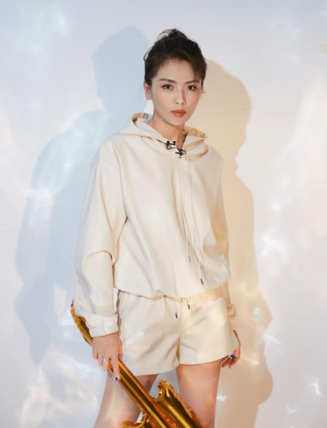 刘涛穿运动装比穿礼服还美,白色卫衣配短裤,扎丸子头显瘦又显嫩_显得
