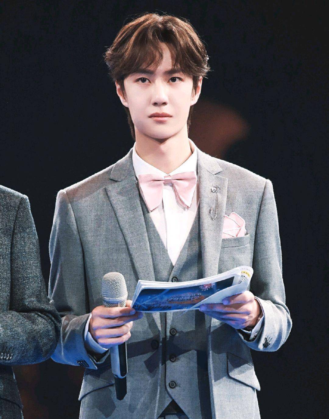 嗨爆夜王一博酷盖人设"崩塌",是货真价实的粉色王子!_切换_酷酷_陈情