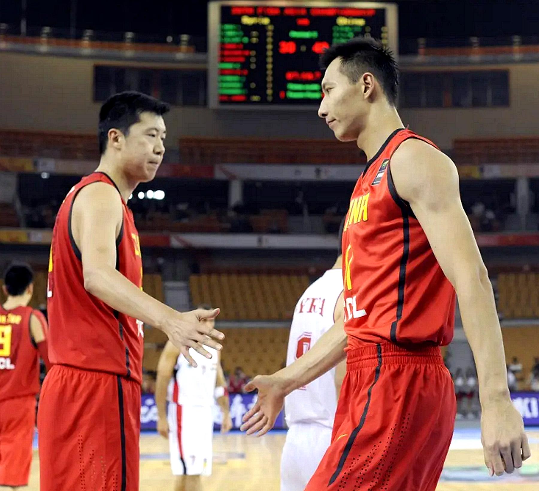 王治郅和易建联,谁是中国第一大前锋?15个赛季数据对比,差距大