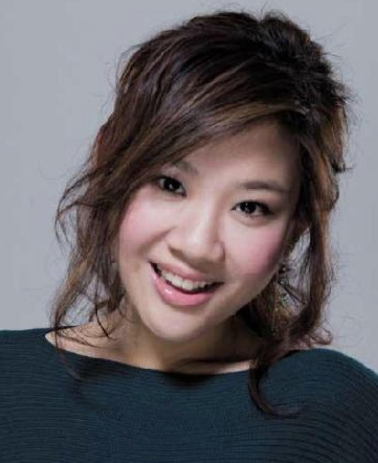 其实两人长得很像,只是身材上郑咏恩更瘦一些而已.