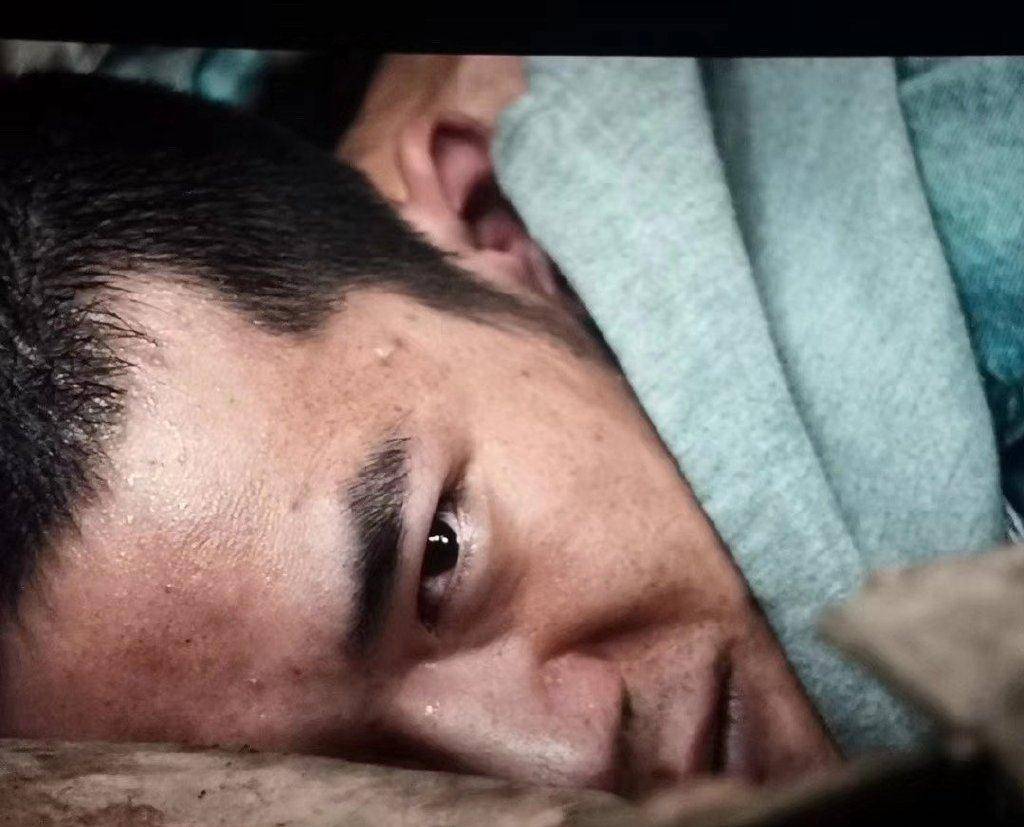 有一只眼睛已经深深埋进土里,而另一只眼睛,眼神里却是不服输