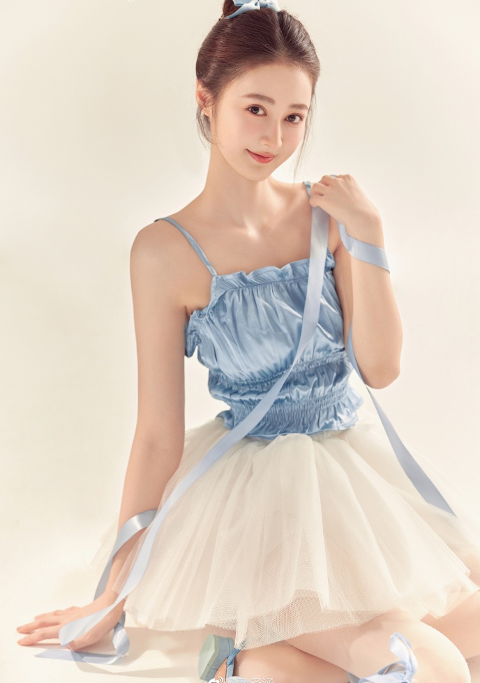 郭品超女友马泽涵身穿芭蕾舞服,身材苗条,肌肤雪白,凸显出青春靓丽