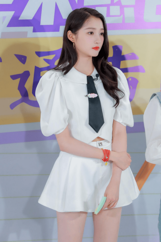 关晓彤这衣品是去哪里进修了?