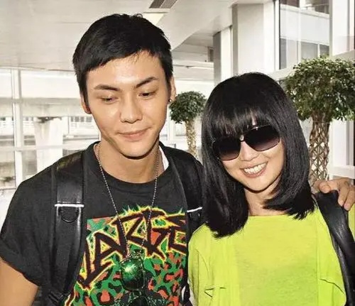 但不得不说陈伟霆谈过的女朋友都是大美女 ,angelababy,何穗都是模特.