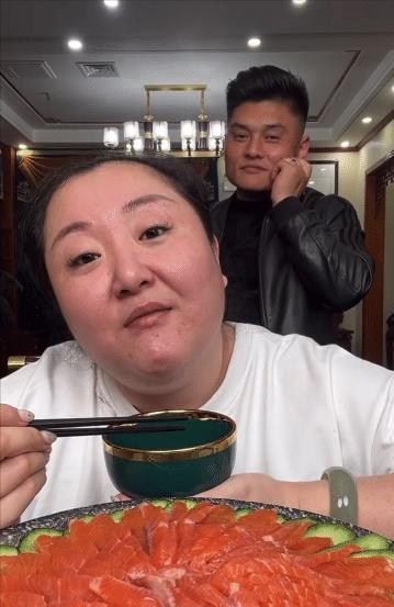 胖哥胖嫂 来自搜狐网