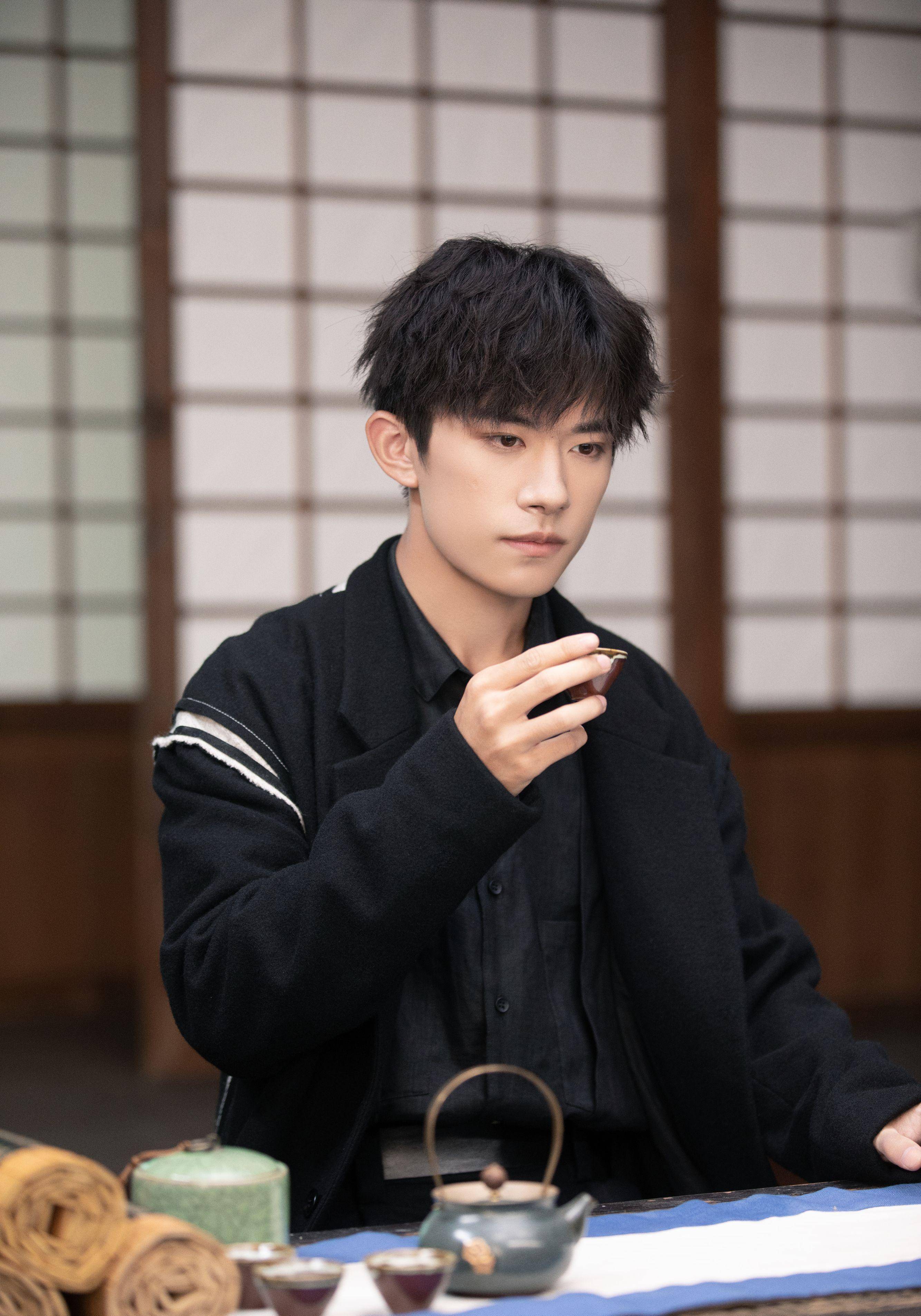 大二学长易烊千玺为中戏社团做宣传,身上的衣服暴露了他在排戏_工作