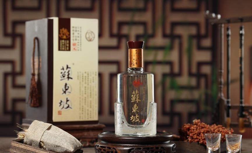 2,苏东坡酒一开瓶,率先闻到的就是馥郁的浓香,其中又夹杂着清爽的甜香