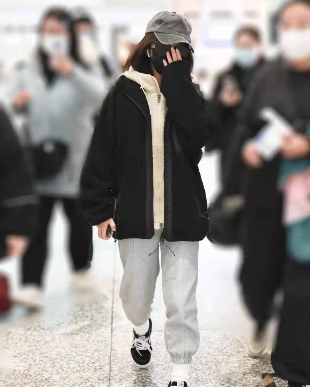 谭松韵今冬好有治愈感,长相甜美,穿搭时髦,照着穿准好看_风格_女孩