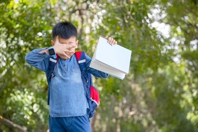 高高举起板子又轻轻放下,泰兴"打手事件"的老师该不该受惩戒_教育