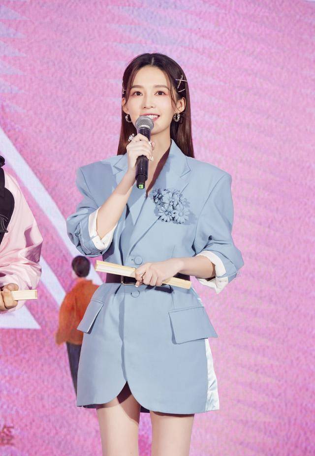 李沁不愧是"西装控",西装裙绑个腰带,美得不要不要的_气质_传统_特种