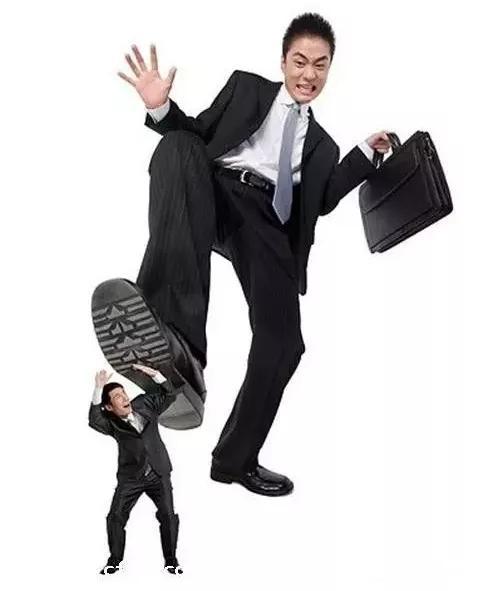 有的领导者不仅自己给下级"穿小鞋",甚至勾结上级和他人一块压制,迫害