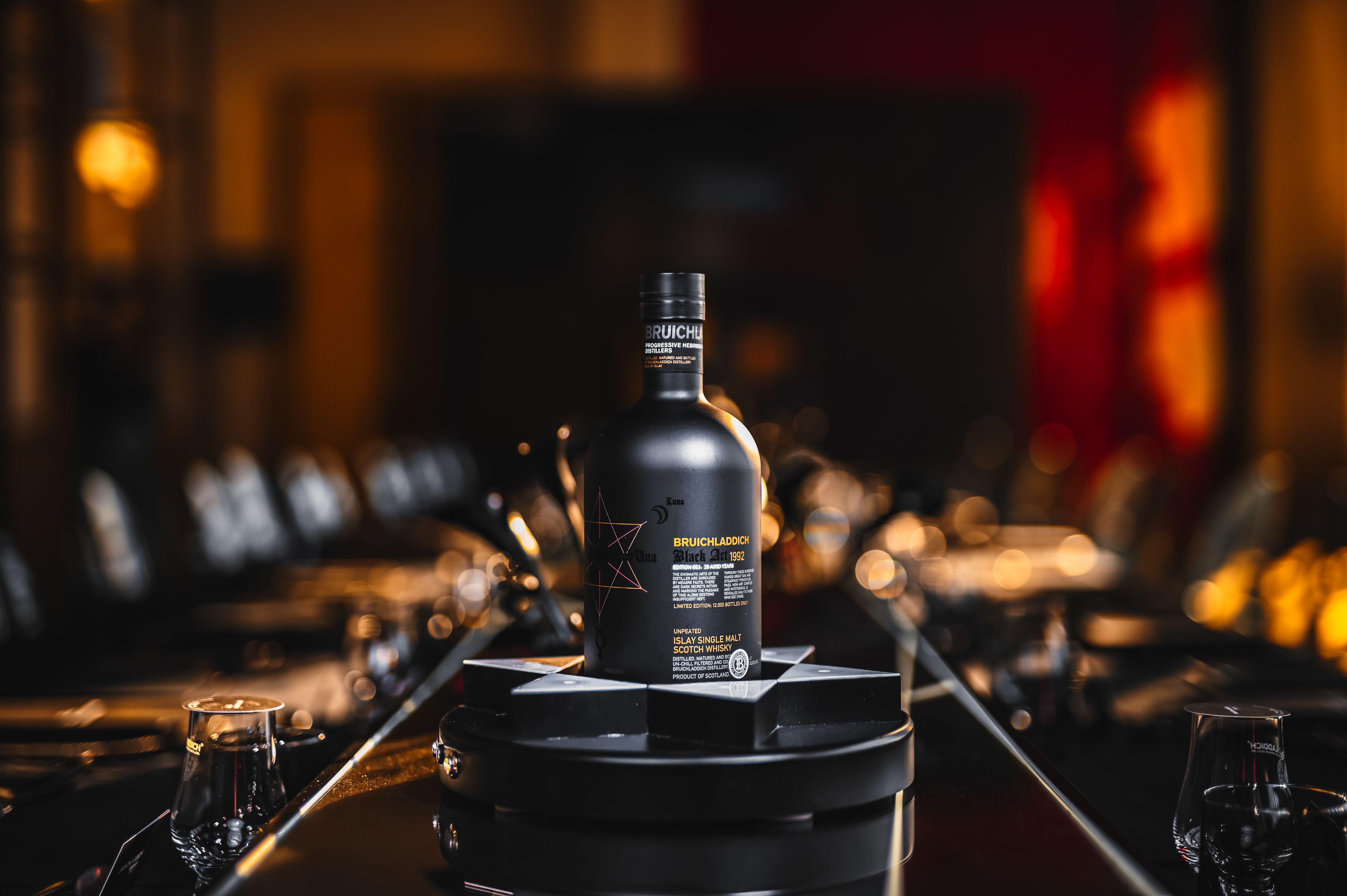 一进门,就被吸引了目光,高级黑的现场衬托着布赫拉