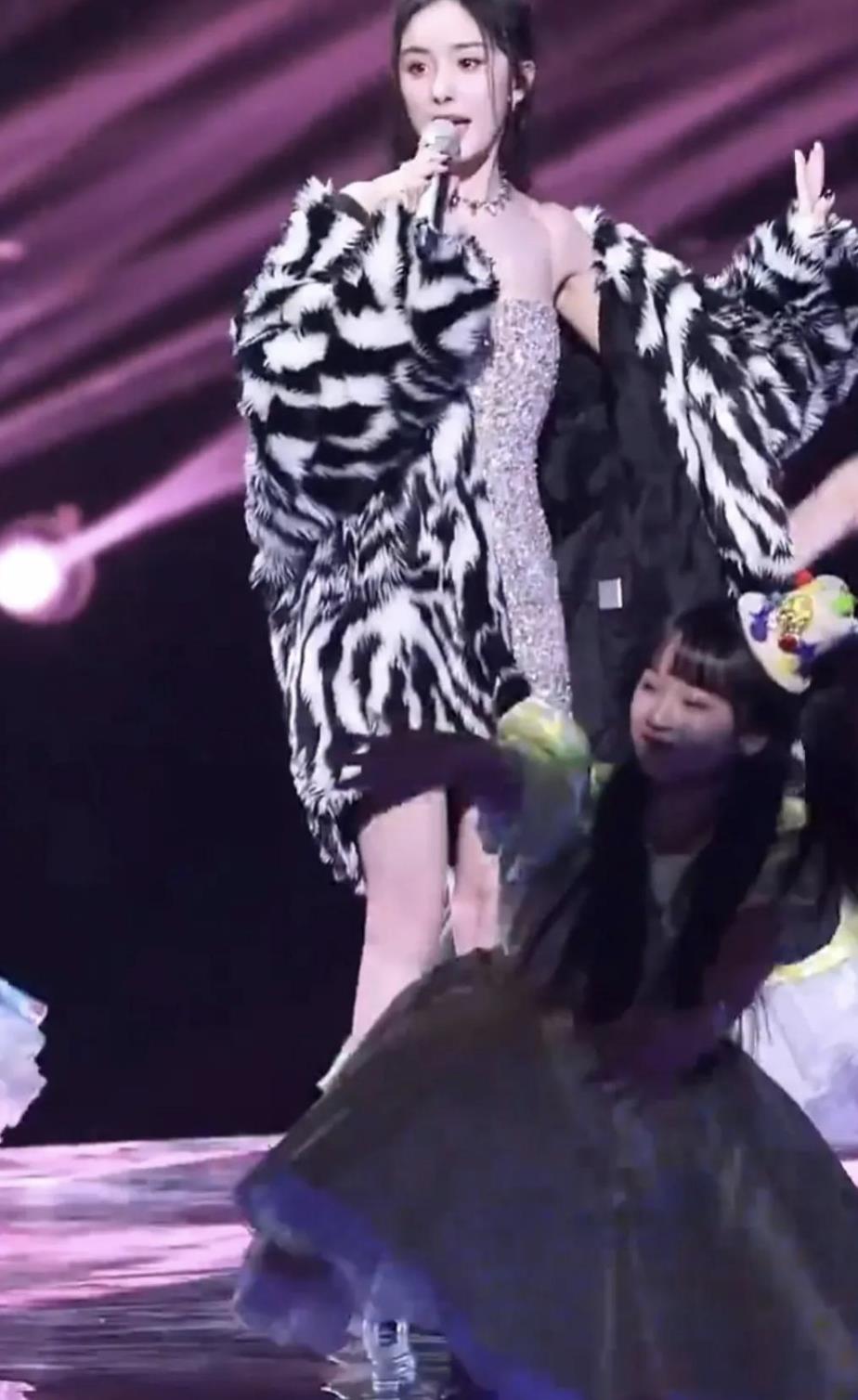 杨幂跳舞事件恰如管中窥豹,映射出娱乐圈"看破不说破"的秘密_柳岩_孔