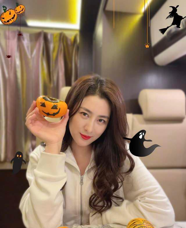 41岁的演员马苏生日晒出辣照,皮肤白皙透亮身材丰腴,至今仍单身_生活