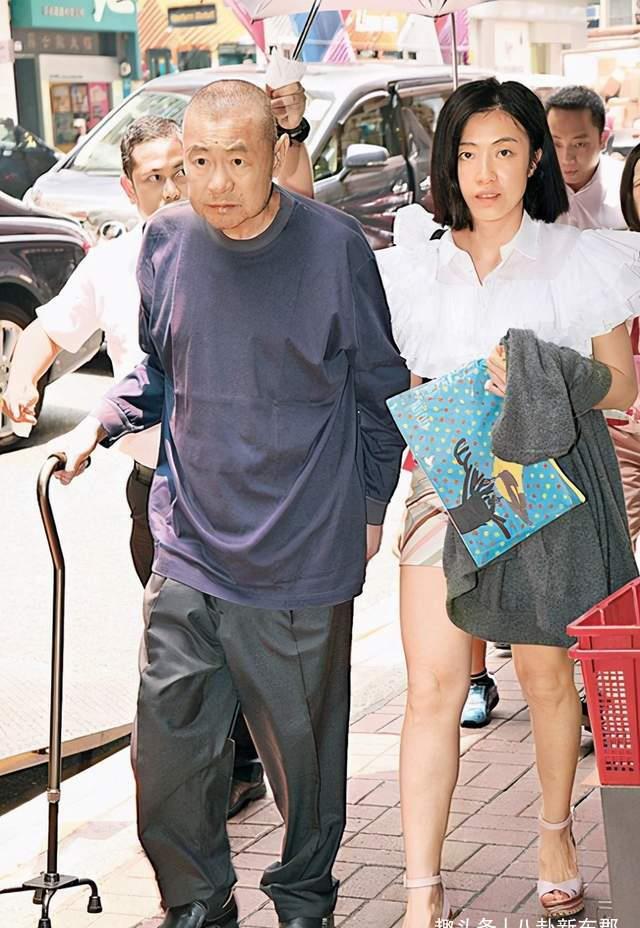 他携长女为独居老人送粽子,财富缩水210亿,刘秀桦身形